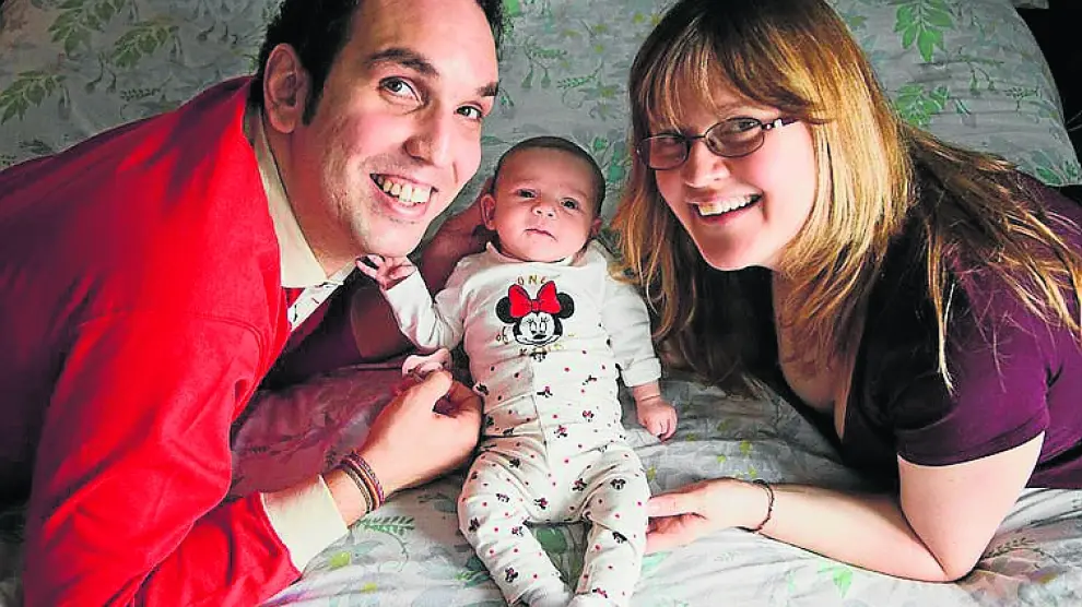 Alicia María, nacida el 24 de enero, junto a sus padres, Sergio Lambistos y Hannah McCafferty.