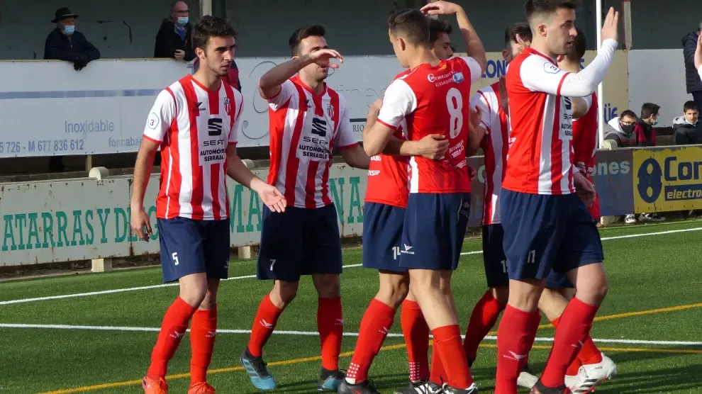Los jugadores del Sabiñánigo celebran uno de los goles.