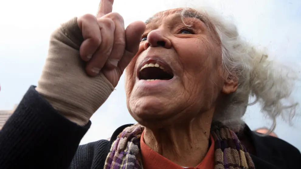 Cairo (Egypt).- (FILE) - Egyptian feminist Nawal El Saadawi gestures as she speaks to some protesters at Tahrir Square in Cairo, Egypt, 07 February 2011 (reissued 21 March 2021). Prominent Egyptian feminist and writer Nawal El Saadawi died in Cairo on 21 March 2021 at the age of 89. Saadawi was well known for advocacy of women's rights, brining attention against female genital mutilation and writing several books on the subject of women in Islam. (Protestas, Egipto) EFE/EPA/AMEL PAIN *** Local Caption *** 02568978 Prominent Egyptian feminist, writer Nawal El Saadawi dies
