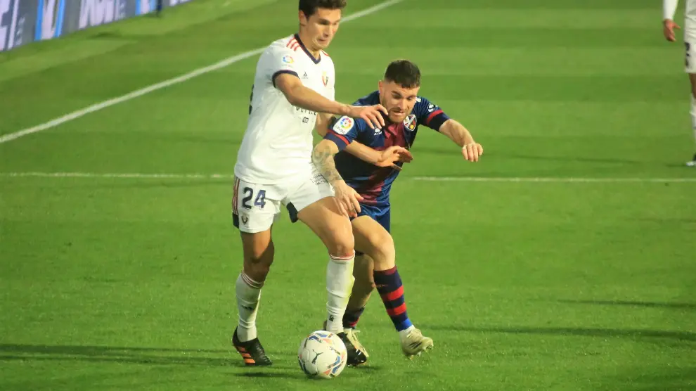 Javi Galán presiona a un jugador rival en el empate ante Osasuna