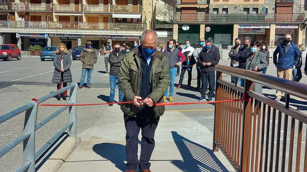 El alcalde de Panticosa, Jesús María Uriz, corta la cinta de inauguración de las Pasarelas.
