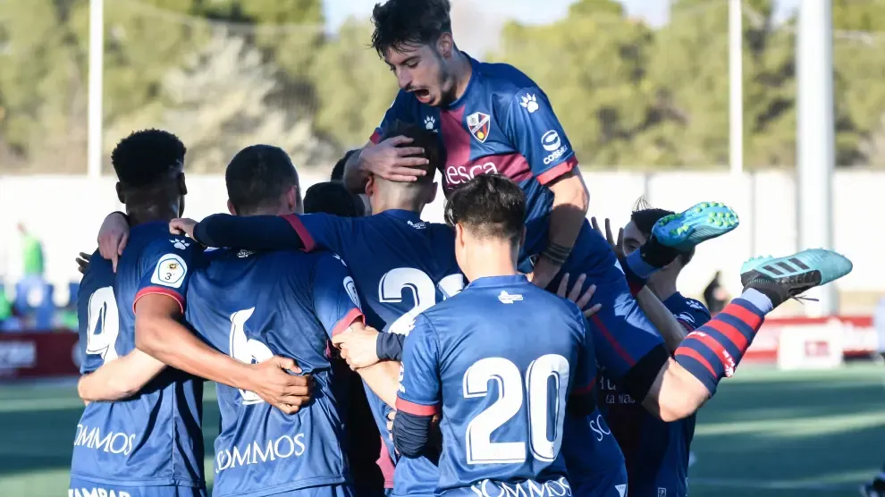 Imagen de los jugadores del Huesca B celebrando un gol esta temporada
