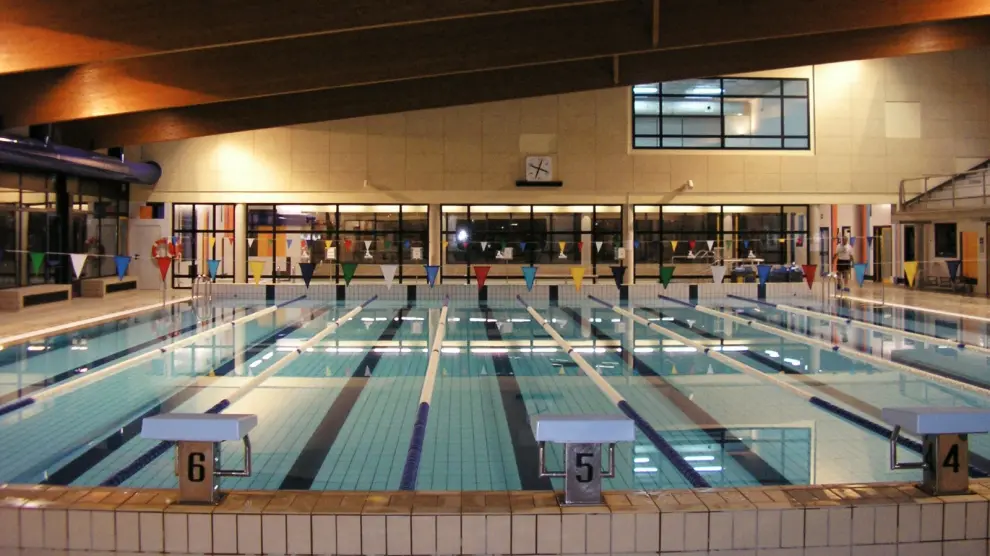 Una imagen del interior de la piscina Almériz de Huesca.