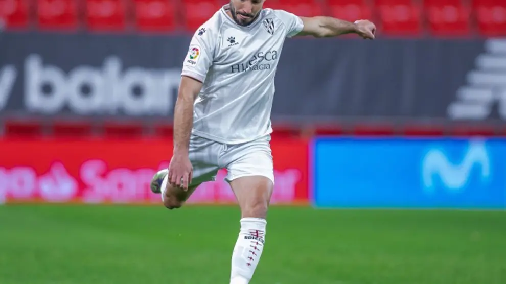 David Ferreiro centra un balón en el partido contra el Éibar en Ipurúa que finalizó en empate (1-1).