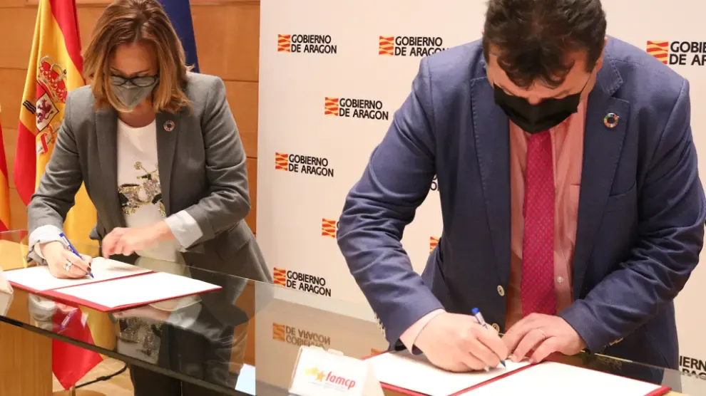 Pérez y Zubieta en la firma del convenio con la FAMCP para la asistencia técnica en proyectos europeos de las entidades locales.