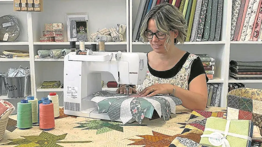 Laura Gil, realizando una labor de patchwork con su máquina de coser