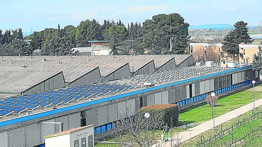 Instalación de la planta solar en la Escuela Politécnica del Campus de Huesca.