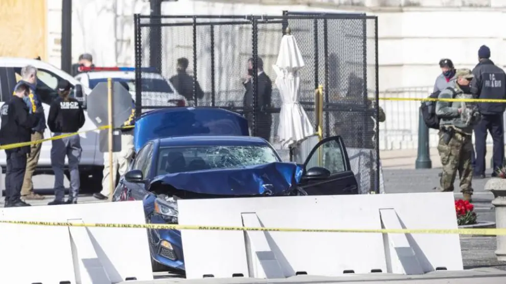 Funcionarios investigan la escena después de que un vehículo embistiera una barricada frente al Capitolio de EE. UU.