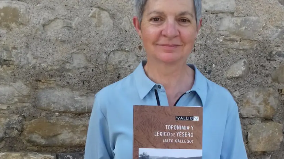 La escritora María Jesús Acín presentó ayer su nuevo libro en la localidad de Yésero, de donde es natural.