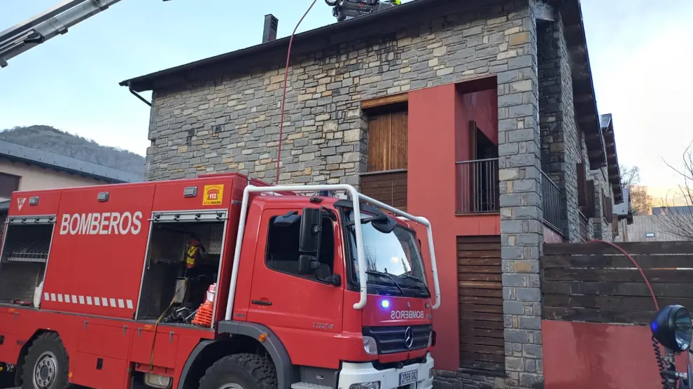 Los bomberos tratan de sofocar el fuego declarado en una vivienda de Castejón de Sos