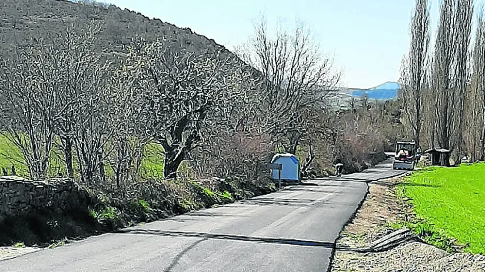 Trabajos de asfaltado de la carretera de acceso a la localidad de Javierre del Obispo, donde viven 25 vecinos.
