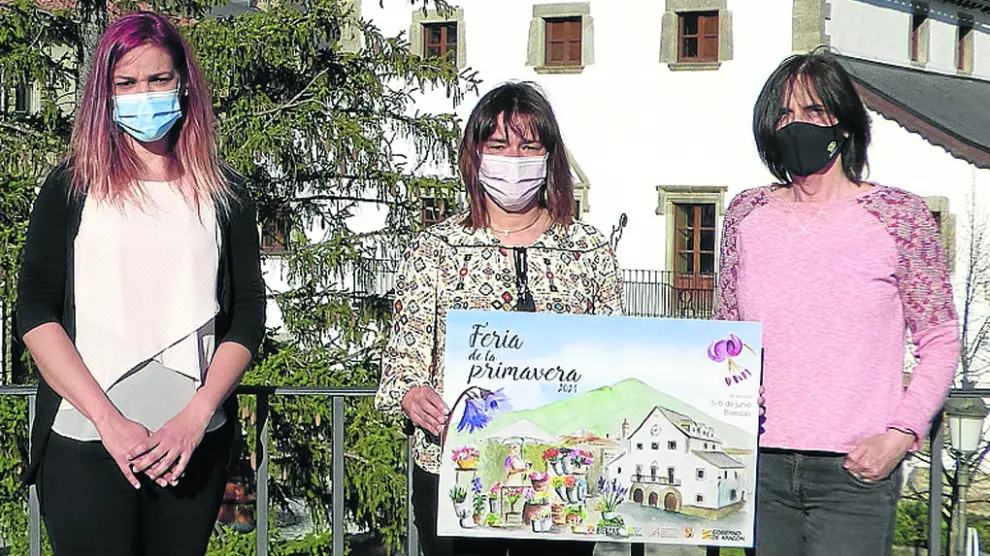 A la derecha la autora del cartel, al lado la alcaldesa y un miembro del Comité Organizador.