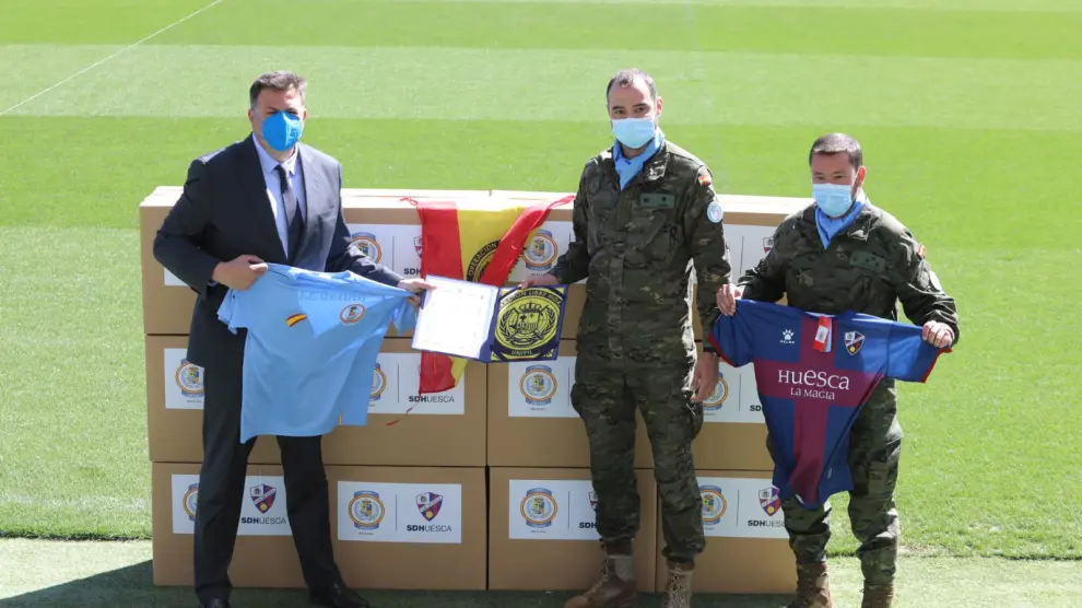 Manuel Torres ha hecho entrega de material deportivo del Huesca que irá donado al pueblo libanés.