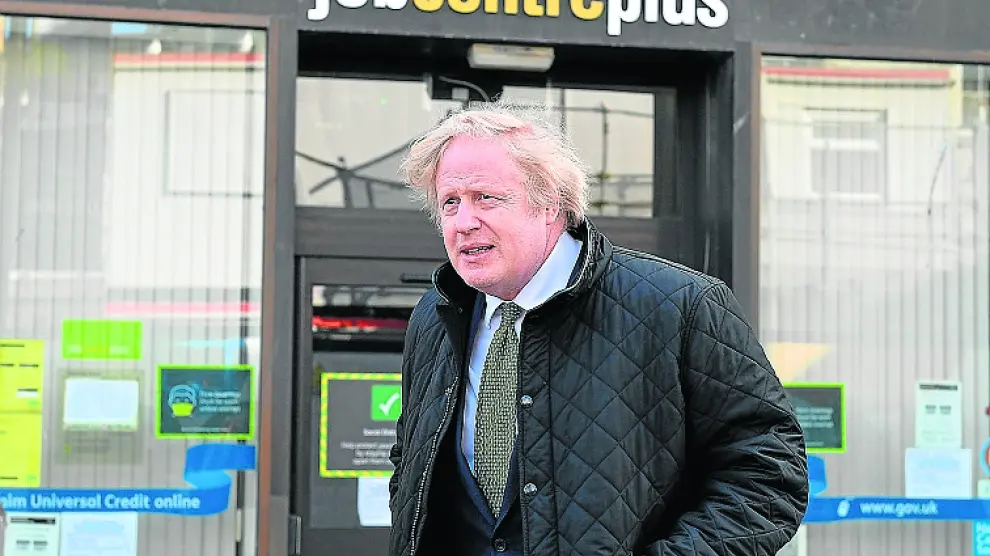 El primer ministro, Boris Johnson, a su paso por una oficina de empleo este miércoles, en su visita al mercado de Lemon Street