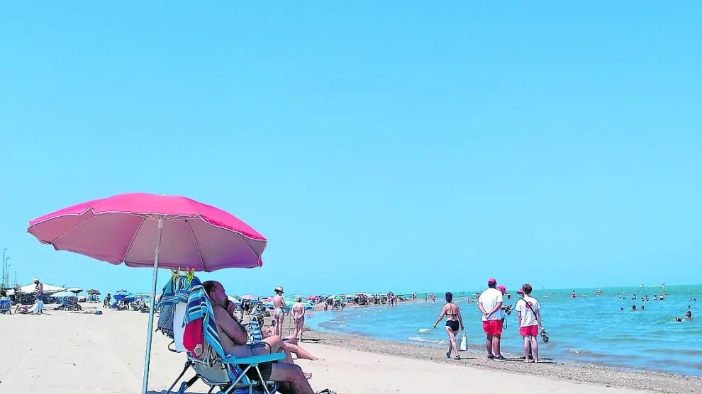 Poca gente en la playa de San Lucar de Barrameda.