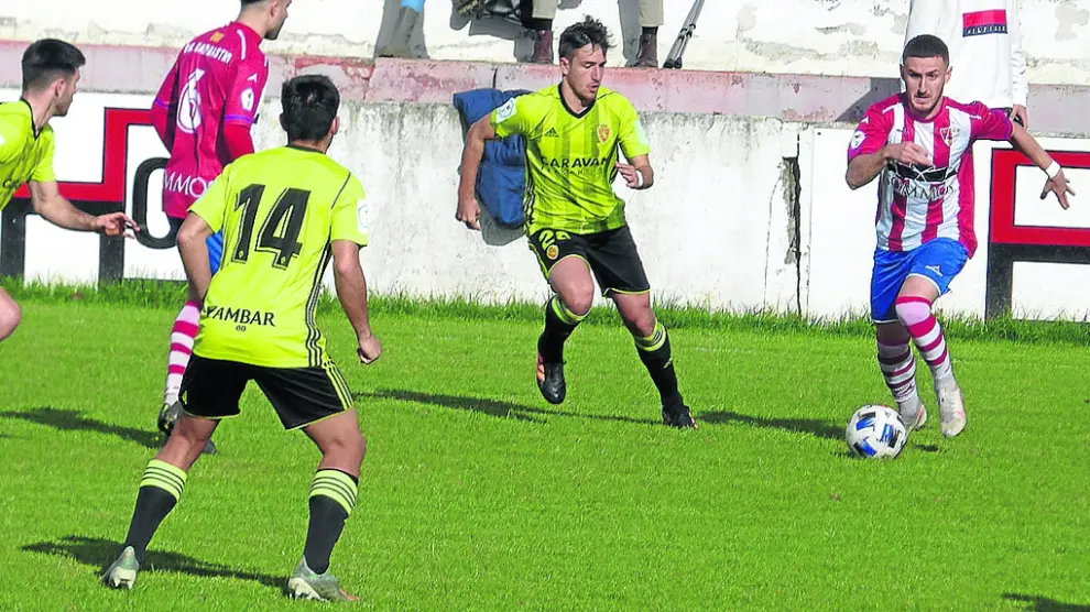 Álvaro Barrero, en la imagen con el balón en el partido de ayer, marcó el gol de la victoria del Barbastro.