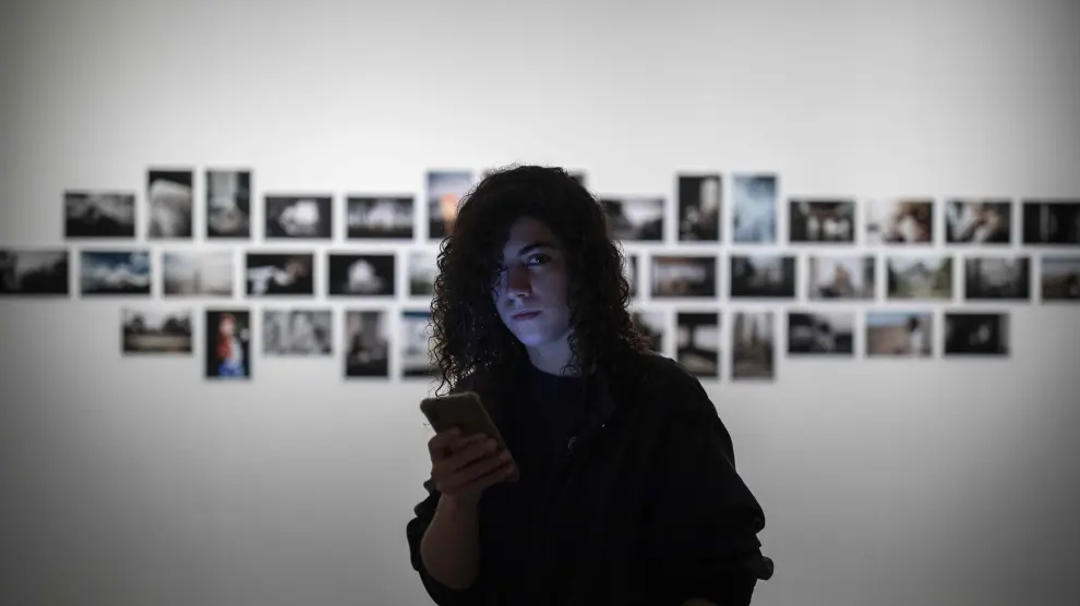 Ana Escario, delante de las fotografías que exhibe en la muestra.