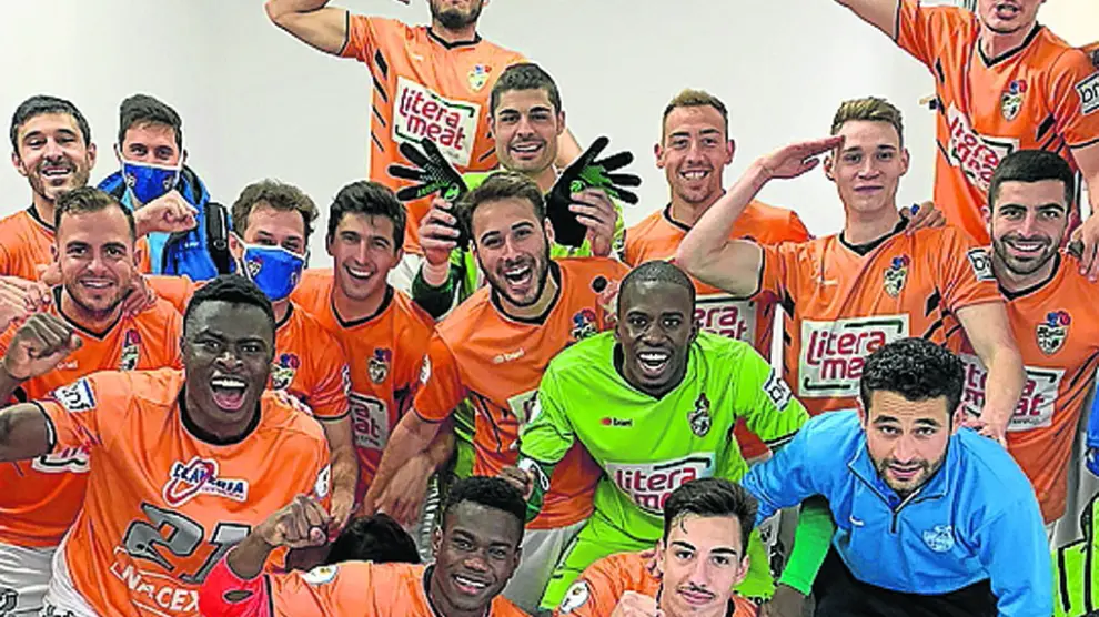 Los futbolistas del Binéfar celebran en el vestuario su victoria de ayer en Borja.