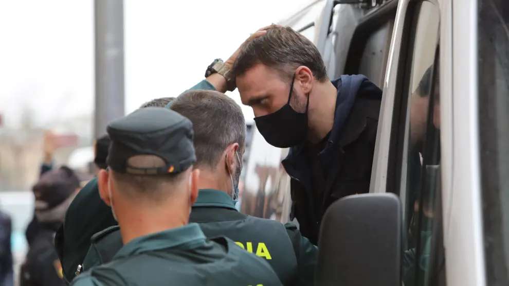 El acusado Norbert Feher, alias "Igor el Ruso", sale de un furgón de la Guardia Civil a su llegada a la Audiencia Provincial de Teruel.