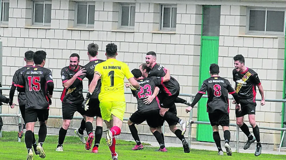 Los jugadores del Barbastro celebran un gol en un partido de esta temporada en Calamocha.