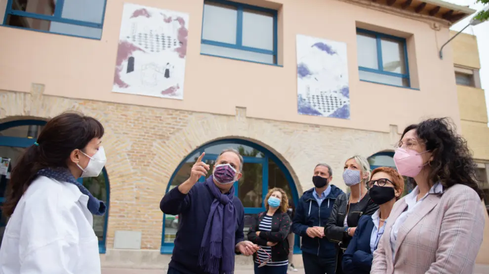 Fotografía de grupo mostrando las ilustraciones instaladas en el exterior de la biblioteca de Sariñena
