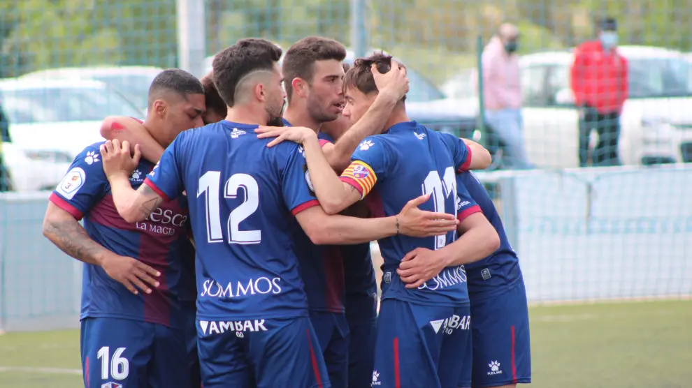 Jugadores del Huesca B celebran un gol