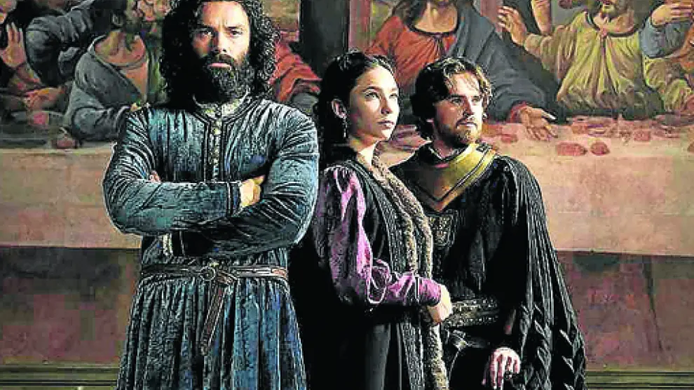 Aidan Turner, Matilda de Angelis y Freddie Highmore en Leonardo.