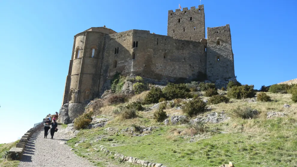 Turistas en el Castillo de Loarre.