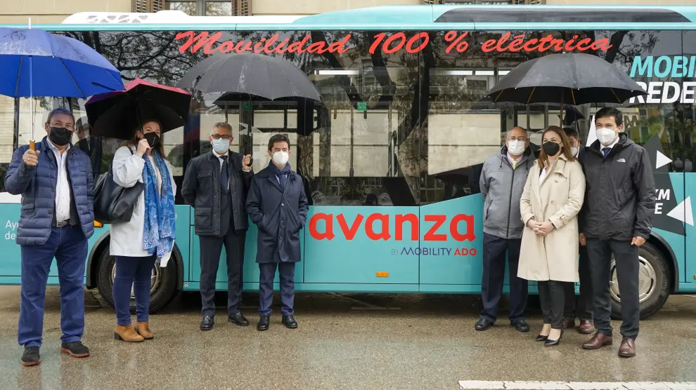 Representantes municipales y de Avanza, con el bus eléctrico que inicia sus pruebas en Huesca.