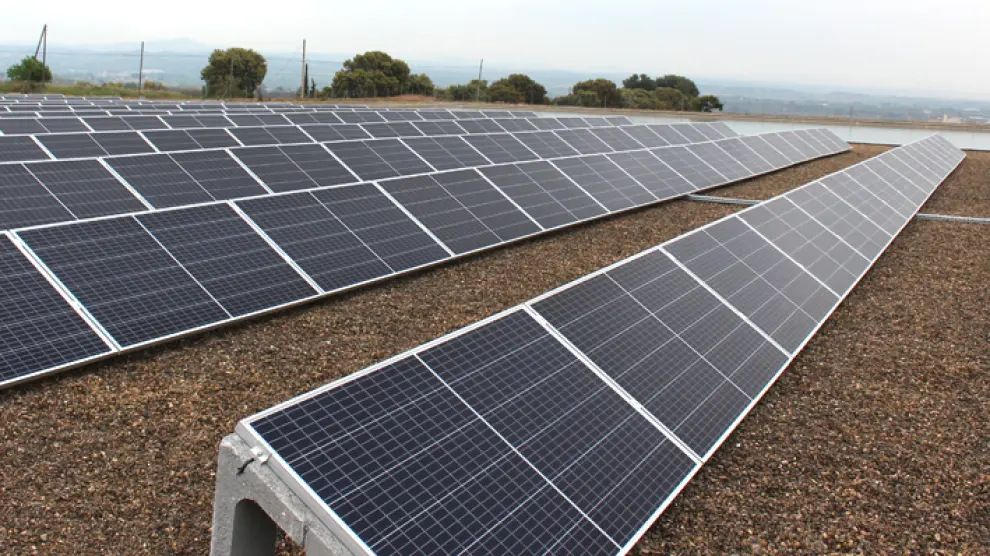 Placas fotovoltaicas instaladas en la planta potabilizadora de Binéfar.
