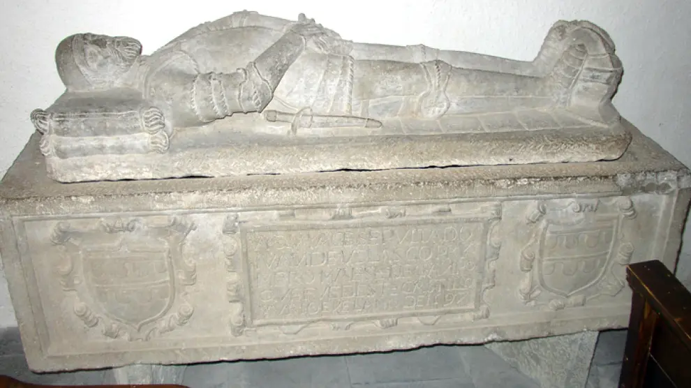 Estado actual del sarcófago de Juan de Velasco, cuya inscripción confirma que su muerte se produjo en 1597.