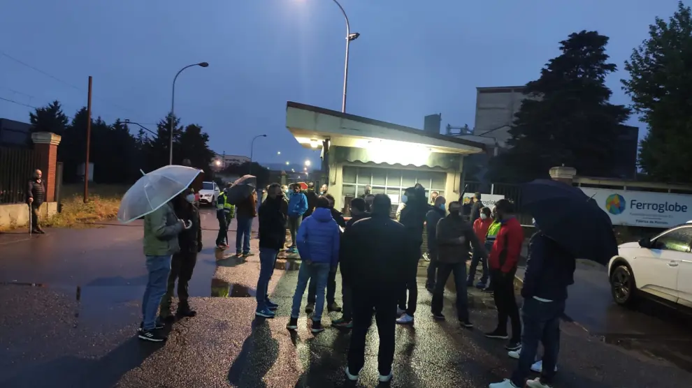 Los trabajadores de Ferroatlántica del Cinca de Monzón se encuentran de huelga.