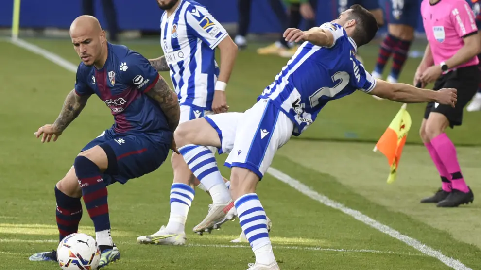 Sandro se marcha con la pelota ante Zaldua en el Huesca-Real Sociedad.