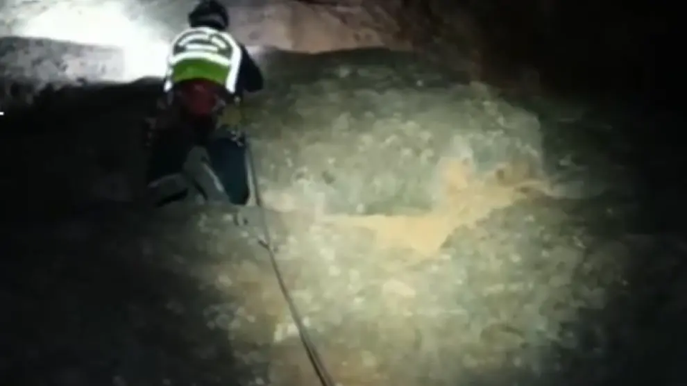 Un especialista de la Guardia Civil sube hacia donde estaba la escaladora colgada de su arnés.