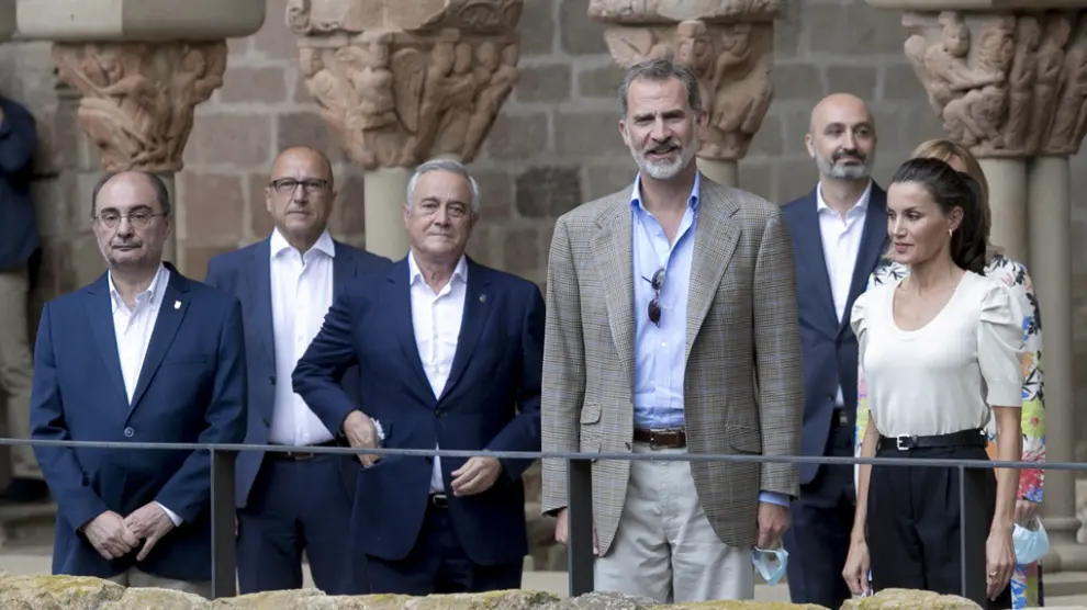 Los reyes de España con autoridades en el claustro del Monasterio de San Juan de la Peña.