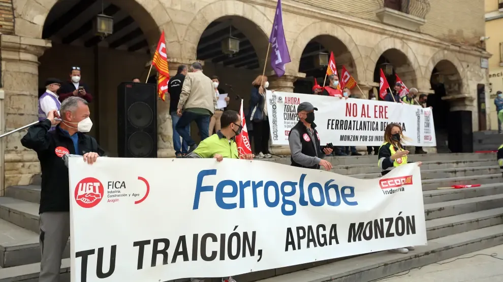 La manifestación en Monzón por el 1º de Mayo rechazó los despidos en Ferroatlántica.
