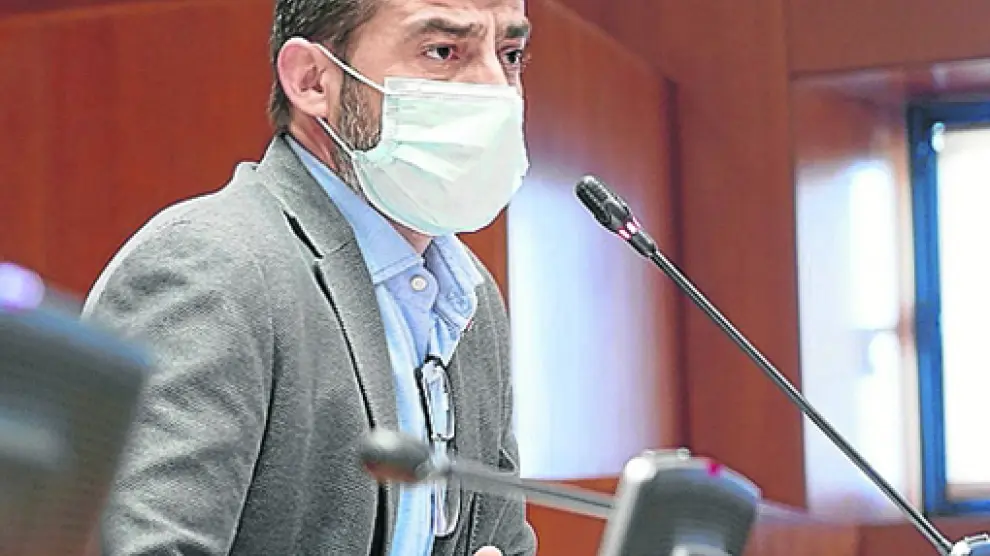 Álvaro Sanz, diputado de IU, durante la sesión de ayer en las Cortes de Aragón.