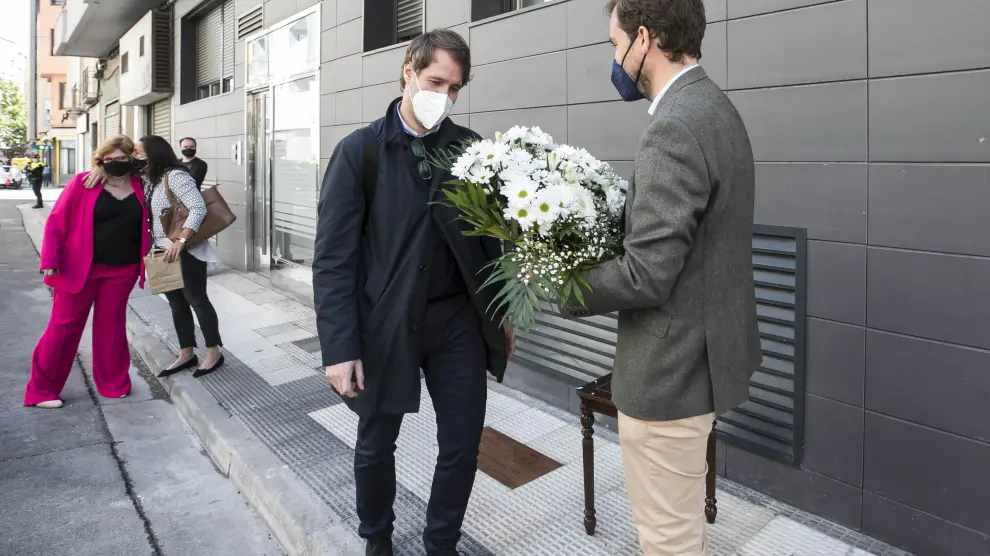 Manuel y Borja Giménez Larraz, en el acto de descubrimiento de una placa ayer en Zaragoza.