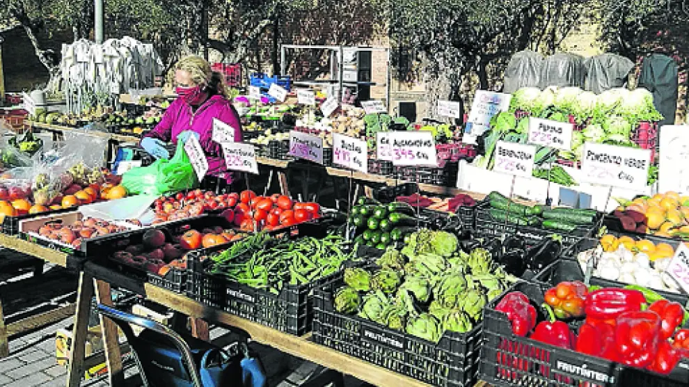 El mercado de frutas y de hortalizas en la plaza de San Francisco regresa hoy a la plaza del Mercado de Barbastro.