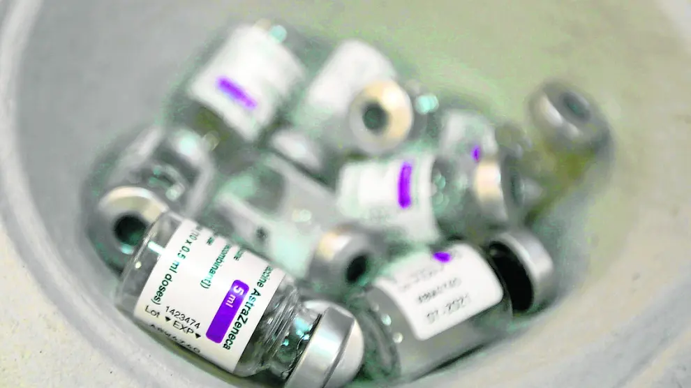 Viales de la vacuna de AstraZeneca una vez administrado el fármaco.