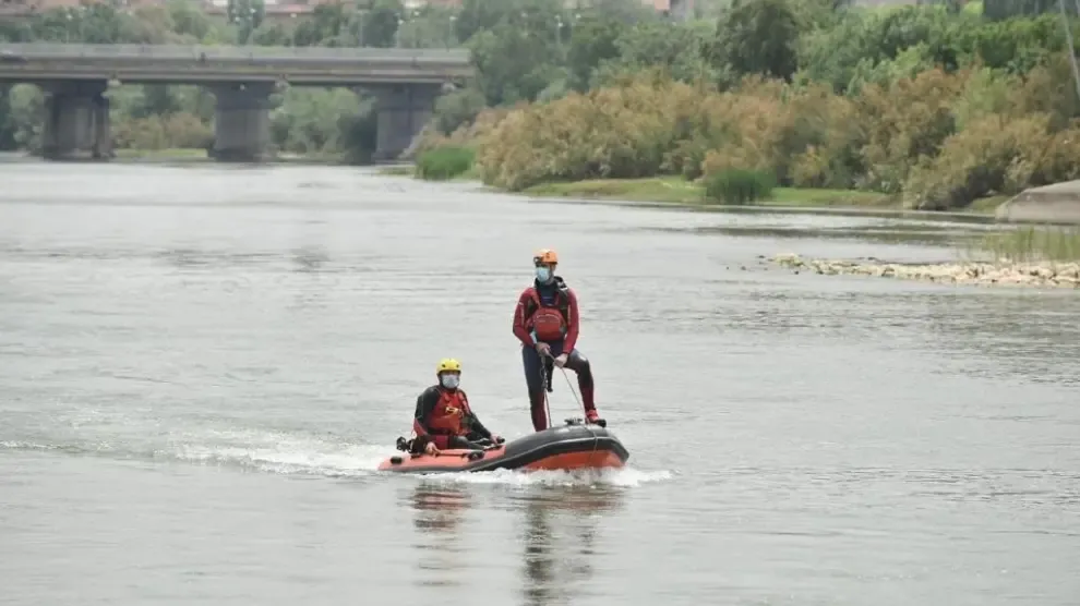 Bomberos de Zaragoza buscan al niño desaparecido en el río Ebro