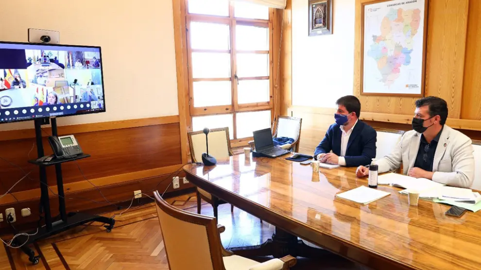 El Comisionado del Gobierno de Aragón para la lucha contra la despoblación, Javier Allué, y el director general de Ordenación del Territorio, José Manuel Salvador, en la Conferencia Sectorial del Reto Demográfica.