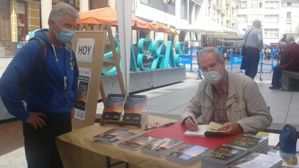 José Antonio Adell firmando ejemplares en Barbastro