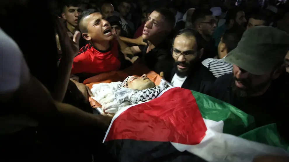Los palestinos trasladan un cadáver, en medio del dolor.