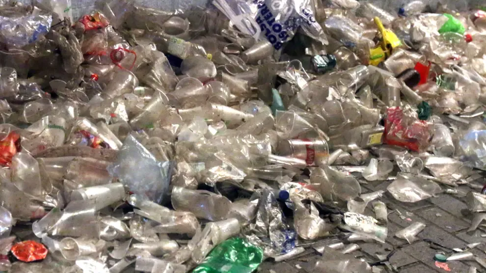 Se reducirán los recipientes alimentarios y los vasos de plástico de un solo uso hasta un 70 % en 2030