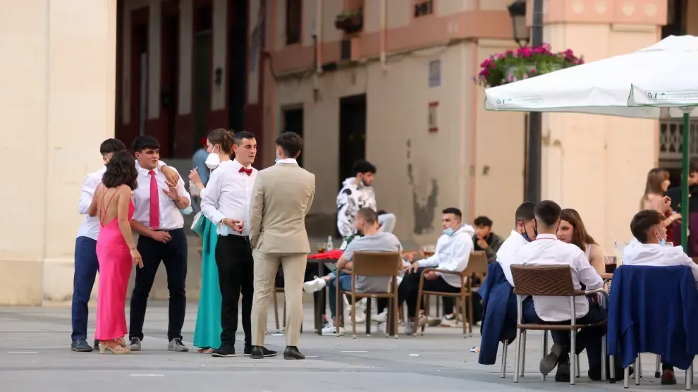 Los estudiantes de Huesca celebran con cautela, debido a la covid, el cierre de una etapa educativa