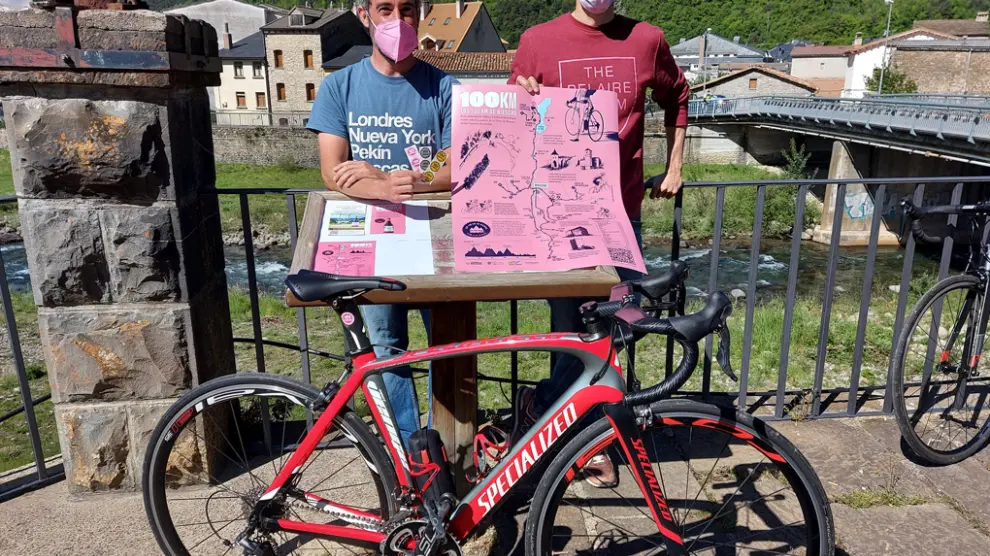 Javier Etura y Alberto Aragón muestran el cartel de la Ruta “Los 100 Km. de Biescas”.