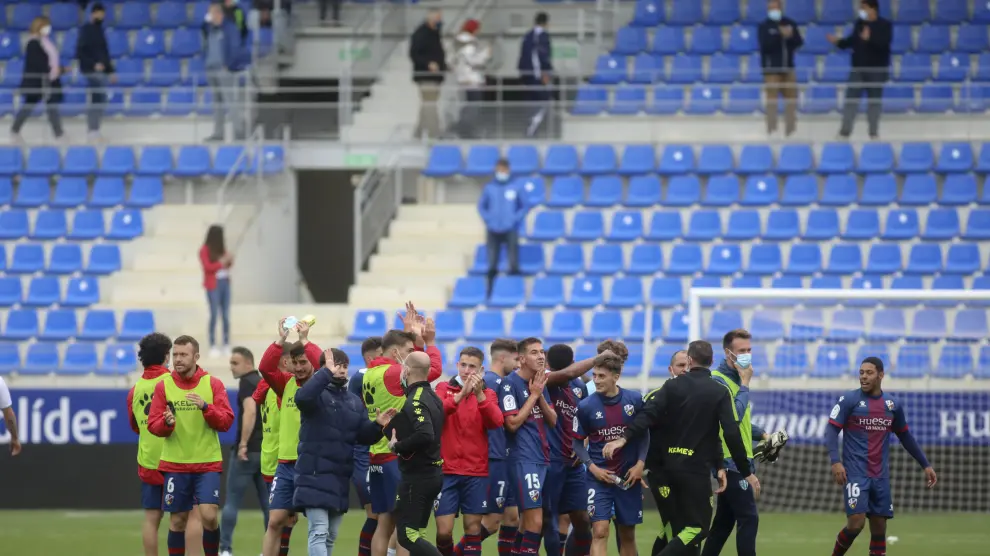 Los jugadores del Huesca B aplauden a la afición tras derrotar al Binéfar.