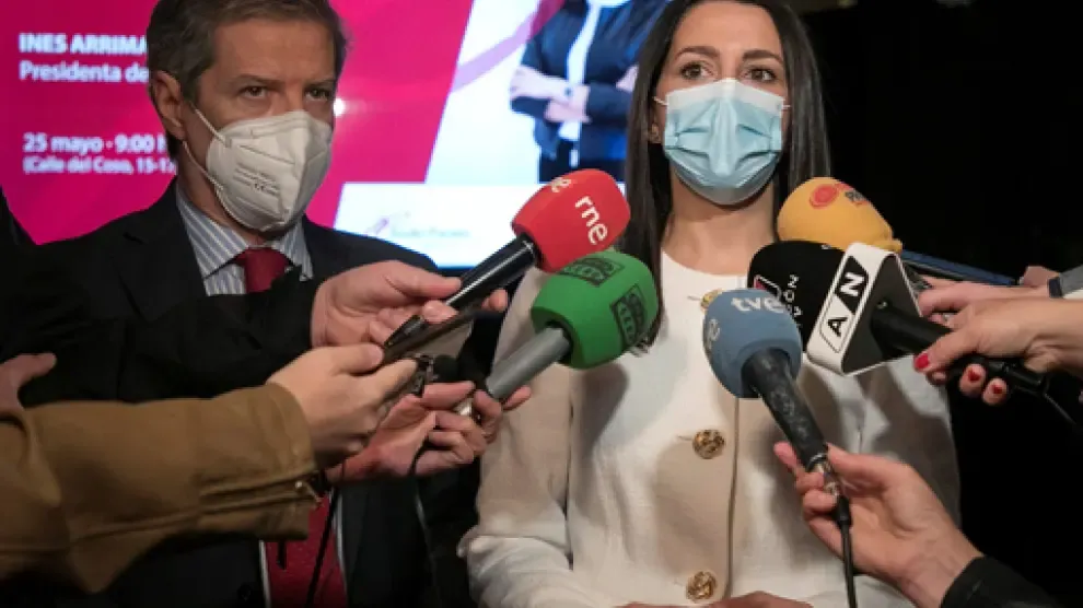 Inés Arrimadas comparece ante los medios de comunicación en Zaragoza.