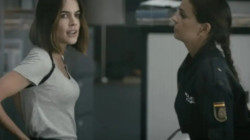 Adriana Ugarte es la policía Isabel Mora en la serie Parot.